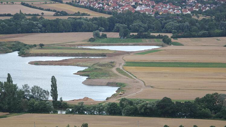 Das aktuelle Abbaugebiet (links) und rechts daneben das Gelände, für das der Sand- und Kiesabbau beantragt ist. Im Hintergrund liegt. Sand.  Foto: Klaus Schmitt