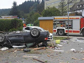 Total beschädigt blieb der Audi auf dem Dach liegen.  Fotos: Veronika Schadeck