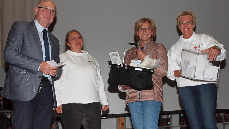 Dr. Erich Dünninger, Karin Stengl-Ruppert vom BRK (von links) und Anita Lorz vom BRK (rechts mit der Lostrommel) beglückwünschten Angelika Barth (Zweite von rechts) als Gewinnerin des Gesundheitskorbes. Foto: Alfred Thieret
