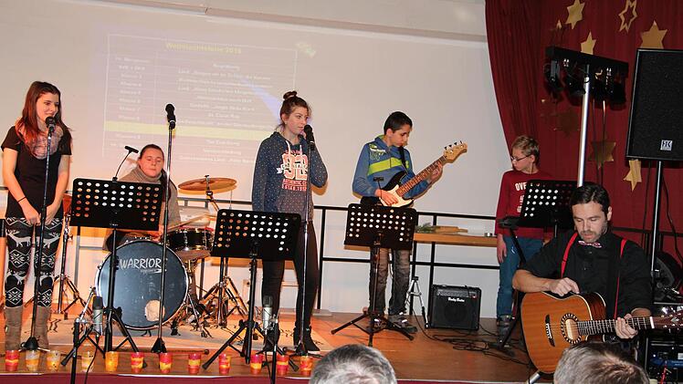 Die Schulband mit "Santa Claus is coming to town". Rechts deren Leiter Michael Balling. Foto: Rainer Glissnik