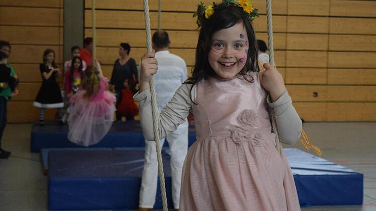 Prinzessin Arwen, acht Jahre alt, schaukelt in den Seilen. Foto: Daniela Pondelicek