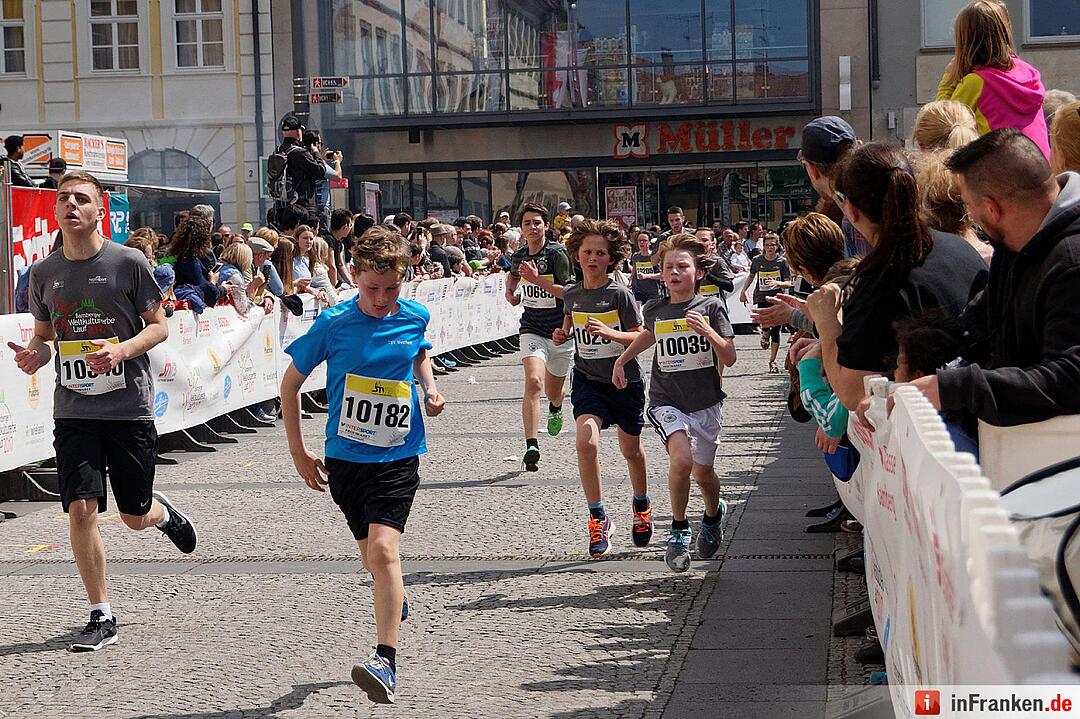 Weltkulturerbelauf 2017 in Bamberg: Der Zieleinlauf am Maxplatz