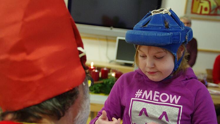 Der Nikolaus besuchte die Petra-Döring-Schule in Kronach. Foto: Marco Meißner