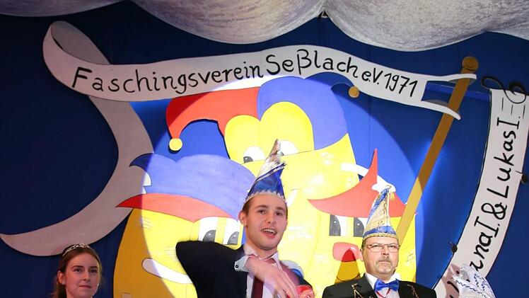 Das Prinzenpaar Juliana I. und Lukas I. (Juliana Fischer aus Hergramsdorf und Lukas Fink aus Haarth) sowie das Kinderprinzenpaar Amelie I. und Leonard I.  (Amelie Fischer und Leonard Wüst aus Krumbach) verfolgten gespannt das bunte Treiben auf der Bühne. Routiniert führte erneut Präsident Jens-Peter Scholz (hinten) durch das Programm. Foto: Bettina Knauth