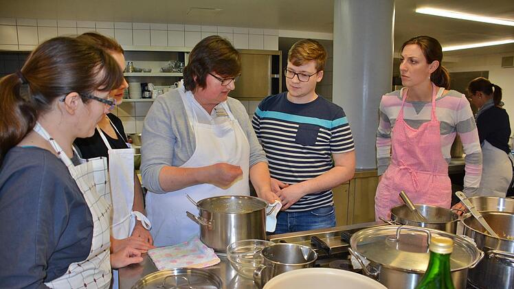 In der Küche des Mehrgenerationenhaus St. Michael in Bad Königshofen gab es einen etwas anderen Kochkurs, der an die Küche der Großeltern erinnerte. Mit einfachen Zutaten wurden schmackhafte Gerichte gezaubert. Hauswirtschafterin Maria Kuhn war in ihrem Element und gab gerne ihr Wissen weiter. Foto: Hanns Friedrich