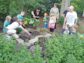 Zur Gr&uuml;ndung der Kindergruppe "Naturfr&uuml;chtchen" setzte der Nachwuchs der Garten- und Naturfreunde Burkersdorf mit der Anpflanzung eines Gartenbeetes Zeichen der Naturverbundenheit.  Foto: K.- H. Hofmann