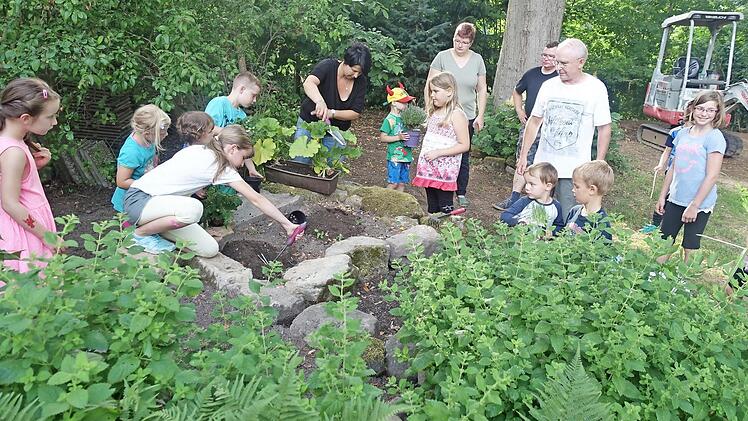 Zur Gr&uuml;ndung der Kindergruppe "Naturfr&uuml;chtchen" setzte der Nachwuchs der Garten- und Naturfreunde Burkersdorf mit der Anpflanzung eines Gartenbeetes Zeichen der Naturverbundenheit.  Foto: K.- H. Hofmann