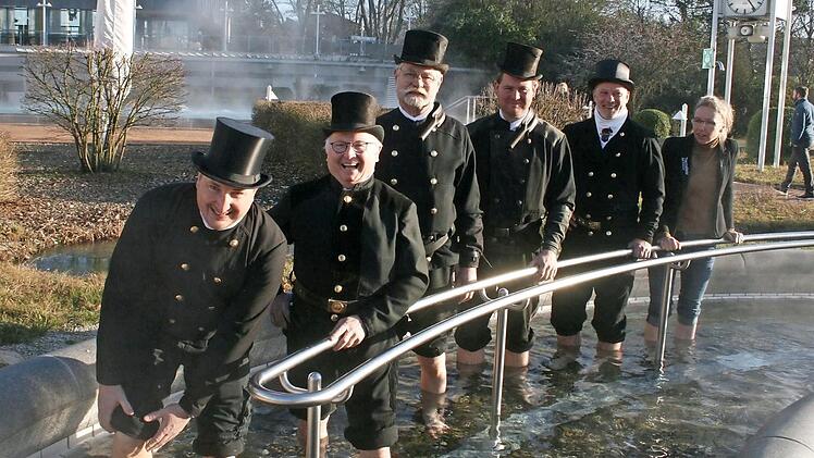 Bevor die Glücksbringer Marco Pecht, Moritz Schmidtlein, Otto-Norbert Grußka, Eiko Norman und Joachim Diwisch in Begleitung von Kurdirektorin Stine Michel (v.l) im Thermalbad ans Werk gingen, stand erst ein Gang durch das warme Kneipp-Becken auf dem Programm.