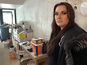 Angela Henn bläst Trübsal! Im ehemaligen Grenzgasthof in Fürth am Berg herrscht Baustopp, weil ihr das Finanzamt Schwierigkeiten macht. Ihr großer Traum von einem Schlagerhotel im Neustadter Stadtteil droht zu platzen. Foto: Christoph Böger