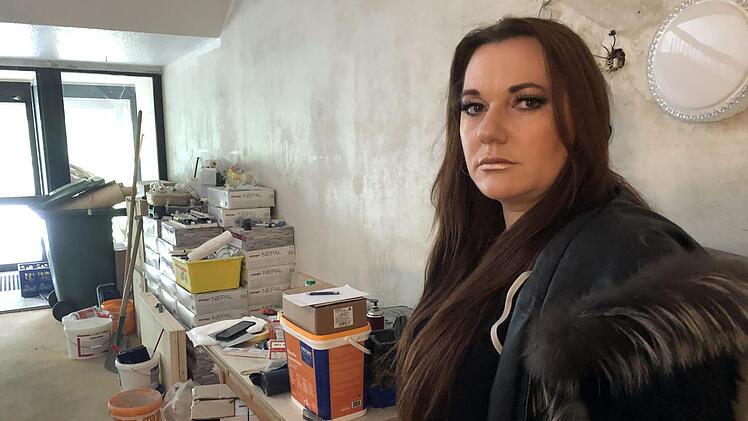 Angela Henn bläst Trübsal! Im ehemaligen Grenzgasthof in Fürth am Berg herrscht Baustopp, weil ihr das Finanzamt Schwierigkeiten macht. Ihr großer Traum von einem Schlagerhotel im Neustadter Stadtteil droht zu platzen. Foto: Christoph Böger