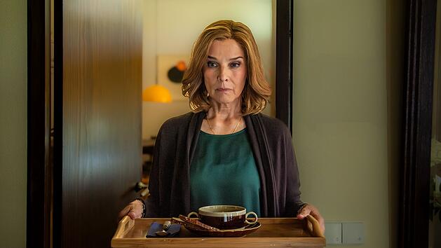 Fiese Fassade? D&eacute;sir&eacute;e Nosbusch verk&ouml;rpert Karola, die sich vorgeblich liebevoll um einen &auml;lteren Witwer k&uuml;mmert.