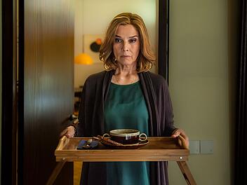 Fiese Fassade? D&eacute;sir&eacute;e Nosbusch verk&ouml;rpert Karola, die sich vorgeblich liebevoll um einen &auml;lteren Witwer k&uuml;mmert.