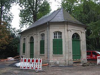 Dach saniert, Fensterläden gestrichen, Schmierereien entfernt - von außen ist der Pavillon mittlerweile sehr ansehnlich geworden.  Fotos: Oliver Schmidt