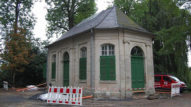 Dach saniert, Fensterläden gestrichen, Schmierereien entfernt - von außen ist der Pavillon mittlerweile sehr ansehnlich geworden.  Fotos: Oliver Schmidt