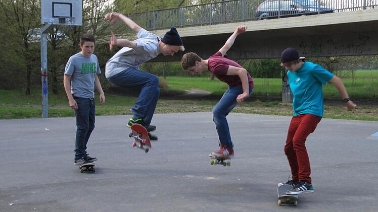 Julian Reuscher, Robin Eichholz, Kilian Beudert und Adrian Bier erzählen, wie die Turnschuhe in den Kirschbaum kommen.