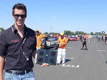Daniel Eyring hält das von ihm entwickelte Display-System in der Hand, das aus 210 Hochleistungs-LED besteht, 240 Gramm wiegt und eine Größe von 256 auf 192 Millimeter hat. Die Displays sind 3,5 Millimeter dünn.Foto: privat