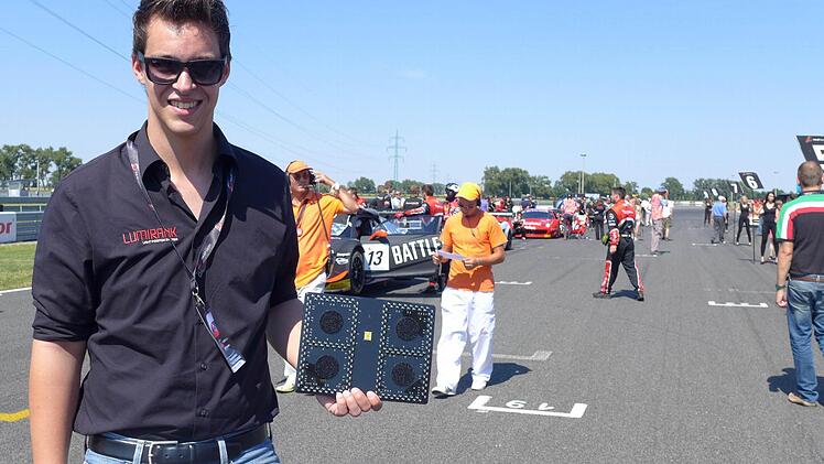 Daniel Eyring hält das von ihm entwickelte Display-System in der Hand, das aus 210 Hochleistungs-LED besteht, 240 Gramm wiegt und eine Größe von 256 auf 192 Millimeter hat. Die Displays sind 3,5 Millimeter dünn.Foto: privat