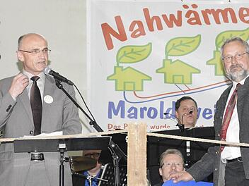 Landrat Wilhelm Schneider (links), ehemaliger Bürgermeister der Gemeinde Maroldsweisach war über die Einweihung des Nahwärmenetzes sehr erfreut und dankte Peter Pratsch (rechts) für dessen Engagement.   Foto: Foto: Schmidt