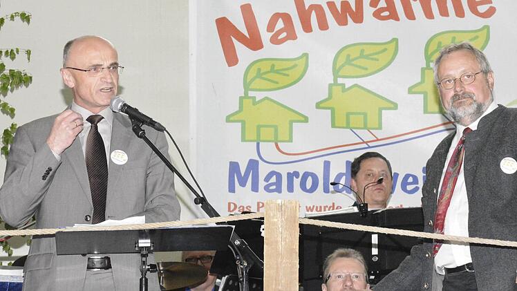 Landrat Wilhelm Schneider (links), ehemaliger Bürgermeister der Gemeinde Maroldsweisach war über die Einweihung des Nahwärmenetzes sehr erfreut und dankte Peter Pratsch (rechts) für dessen Engagement.   Foto: Foto: Schmidt