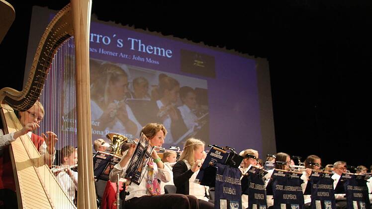 Ein gelungener Auftritt: Saskia Scheffold überzeugte an der Harfe - und das Vororchester interpretierte "Zorros Theme". Foto: so