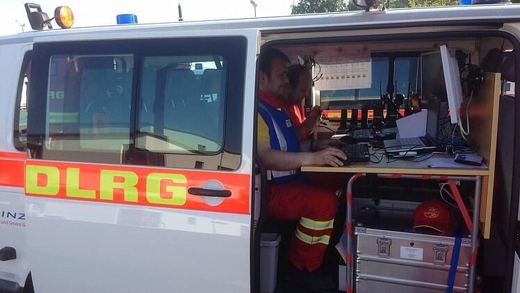 Die Kulmbacher DLRG - hinten Marco Dörfler, vorne Stefan Bär aus Kronach - beim Jahrhunderthochwasser der Elbe in Schönebeck/Sachsen-Anhalt. Foto: privat