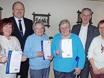 Unser Bild zeigt (von links) Rosi Weber, dritten Bürgermeister Jürgen Karg, Elsa Larisch, Stephanie Krause, Vorsitzenden Walter Rabe und Verbandsbetreuerin Helga Linder. Foto: Karl Klippel