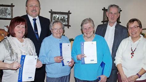 Unser Bild zeigt (von links) Rosi Weber, dritten Bürgermeister Jürgen Karg, Elsa Larisch, Stephanie Krause, Vorsitzenden Walter Rabe und Verbandsbetreuerin Helga Linder. Foto: Karl Klippel