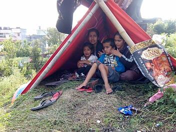 Devi Maja Subedi, ein Patenkind der Nepalhilfe Kulmbach, ist durch das Erdbeben Ende April mit ihrer Schwägerin und deren Kindern obdachlos geworden. Ein Zelt bietet nur notdürftig Schutz. Den Betroffenen will die Nepalhilfe Kulmbach unter die Arme greifen. Foto: Nepalhilfe Kulmbach