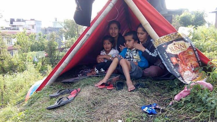 Devi Maja Subedi, ein Patenkind der Nepalhilfe Kulmbach, ist durch das Erdbeben Ende April mit ihrer Schwägerin und deren Kindern obdachlos geworden. Ein Zelt bietet nur notdürftig Schutz. Den Betroffenen will die Nepalhilfe Kulmbach unter die Arme greifen. Foto: Nepalhilfe Kulmbach