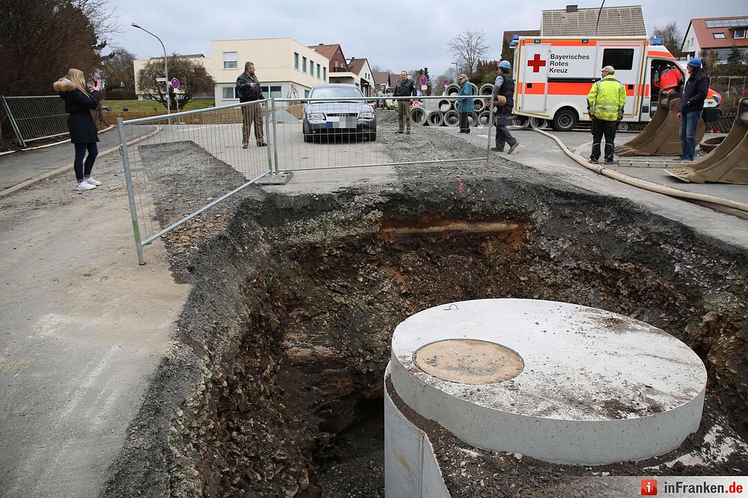 Autofahrer in Hof stürzt mit Pkw in Baugrube
