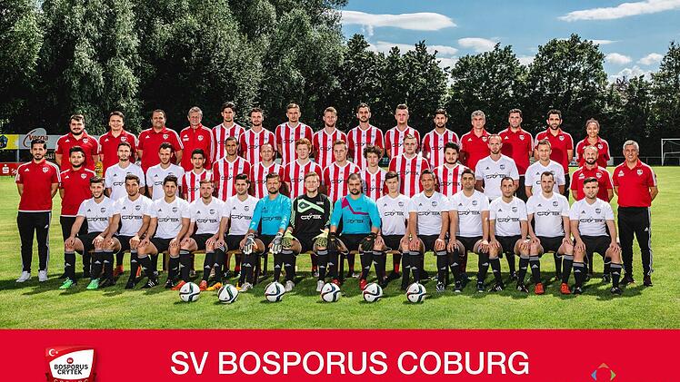 Der Spielerkader des SV Bosporus Coburg für die Saison 2016/17 mit Trainern und Betreuern (hinten von links): Spielleiter Baris Yildiz, stellvertretender Vorsitzender Ali Gündüz, Spielleiter Güney Yilmaz, Assistenztrainer Norbert Rebhan, Sertan Sener, Firat Güngör, Hayri Özdemir, Yannick Teuchert, Ammar Baghdadi, Adrian Dürr, Ertan Sener, Sportdirektor Kudret Celik, Trainer Haydar Erdogan, Spielleiter Murat Celik, Physiotherapeutin Angelina Bernardo; (mittlere Reihe von links): Pressesprecher...