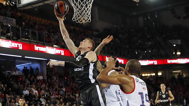 Leon Radosevic erzielt zwei seiner 16 Punkte und l&auml;sst nicht nur in dieser Szene Jayson Granger und Cedi Osman schlecht aussehen.  Foto: Daniel L&ouml;b