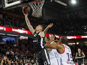 Leon Radosevic erzielt zwei seiner 16 Punkte und lässt nicht nur in dieser Szene Jayson Granger und Cedi Osman schlecht aussehen.  Foto: Daniel Löb