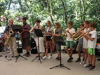 Die Band "Sax mal anders" brachte Stimmung auf das Podium in den Weihersbachanlagen. Foto: Richard Sänger
