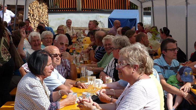 Gut gefüllter RSC-Biergarten: Schattige Plätze waren gesucht.