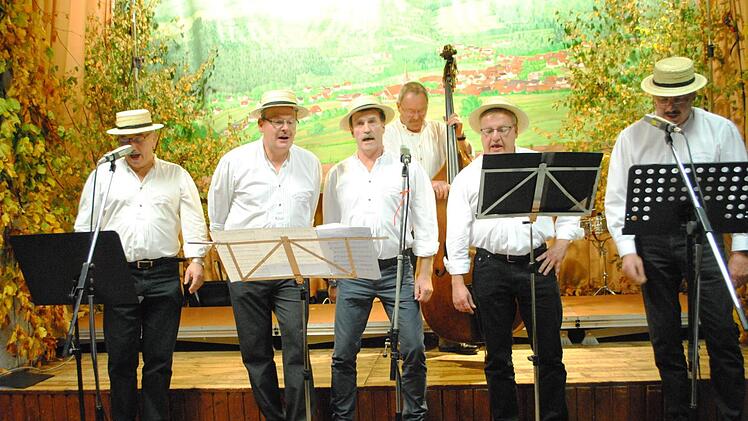 Die fünf "Barber Shop"-Sänger Peter Heil, Knut Ziegler, Erhard Ziegler, Thomas Väth und Albrecht Kimmel begeisterten mit ganz neuen Tönen. Foto: Evelyn Schneider