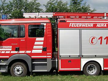 Ein "TSF-W" ein wasserführendes Tragkraftspritzenfahrzeug auf MAN-Basis mit einem ADIK-Aufbau bekommt die Freiwillige Feuerwehr Aura in der zweiten Jahreshälfte ausgeliefert. Ein baugleiches Fahrzeug erhält auch die Freiwillige Feuerwehr  Frankenbrunn. Foto: Werkfoto ADIK/Montage Peter Rauch