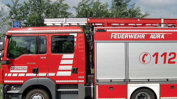 Ein "TSF-W" ein wasserführendes Tragkraftspritzenfahrzeug auf MAN-Basis mit einem ADIK-Aufbau bekommt die Freiwillige Feuerwehr Aura in der zweiten Jahreshälfte ausgeliefert. Ein baugleiches Fahrzeug erhält auch die Freiwillige Feuerwehr  Frankenbrunn. Foto: Werkfoto ADIK/Montage Peter Rauch