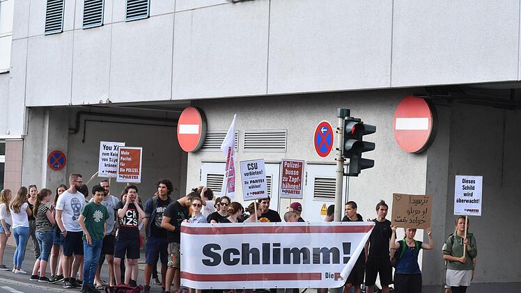 Die Satirepartei demonstrierte vor dem Atrium gegen die Politik der CSU. Foto: Ronald Rinklef