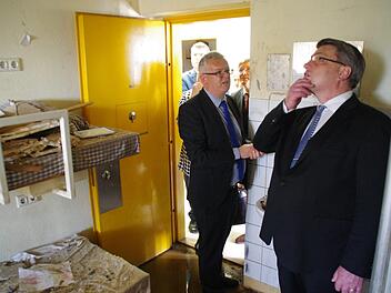 Staatsminister Winfried Bausback (r.) inspizierte am Montag die Brandstelle in der Justizvollzugsanstalt. Anschließend traf er mit Bürgern zur Diskussion über die Sicherheit der Menschen im Freistaat zusammen. Foto: Marco Meißner