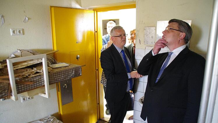 Staatsminister Winfried Bausback (r.) inspizierte am Montag die Brandstelle in der Justizvollzugsanstalt. Anschließend traf er mit Bürgern zur Diskussion über die Sicherheit der Menschen im Freistaat zusammen. Foto: Marco Meißner