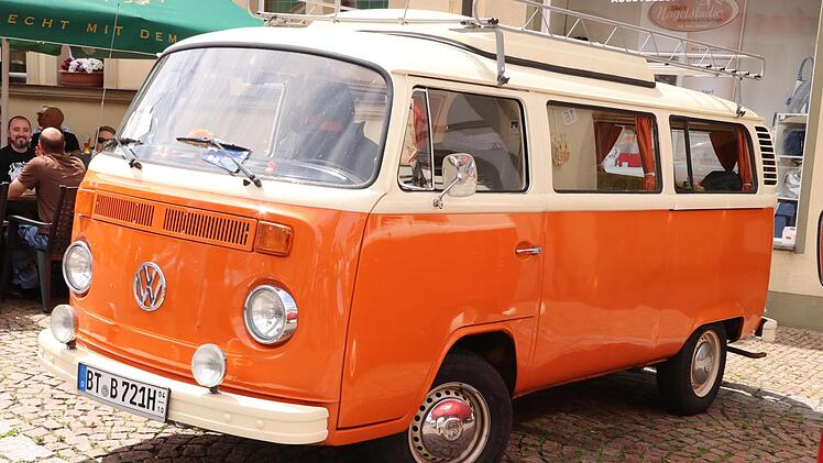 "Schau, da steht auch den "Eichlers-Werner" sein VW-Bus", sagte eine Frau. Er war es dann doch nicht. Werner Eichler aus Ebern besitzt einen ähnlichen Bus der 50 Jahre alt ist. Foto: Helmut Will
