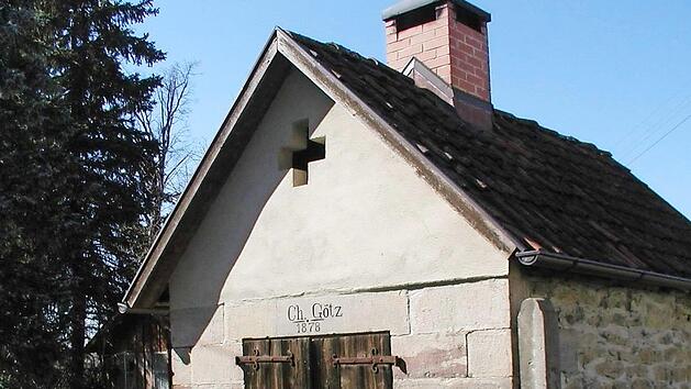 Aus dem Jahr 1878 stammt der alte Dorfbackofen in Wurbach. Ein Backofenfest "nach alter V&auml;ter Sitte" bringt hin und wieder Feuer und Flamme zur&uuml;ck in dem vertr&auml;umten Ort nahe Marktrodach.  Foto: Alexander Grahl