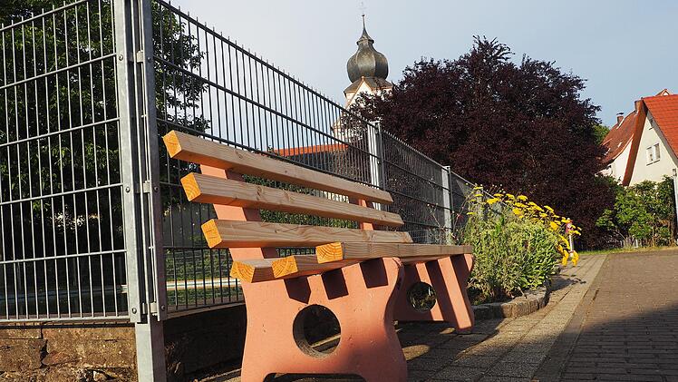 Diese Sitzbank in Dittlofsroda erhielt das Lob des Bürgermeisters. Foto: Gerd Schaar