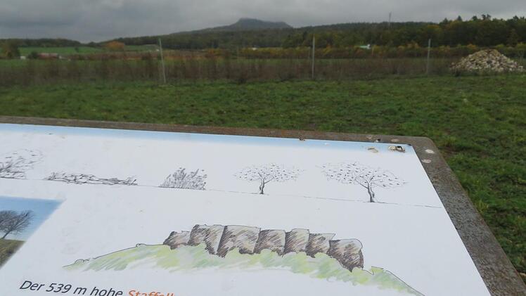 Zweimal Staffelberg: "in echt" und auf der Schautafel am neuen Naturlehrpfad bei Pferdsfeld.Monika Schütz