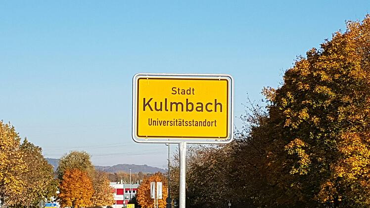 Kulmbachs neuer Willkommensgruß:   Auf allen 21 Schildern am Ortseingang wurde jetzt der Zusatz "Universitätsstandort" angebracht.