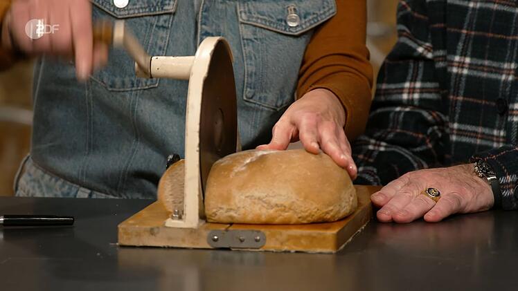 Auch die Brotschneidemaschine von Zassenhaus aus den 1930er- bis 50er-Jahren mit einem Sch&auml;tzwert von 100 bis 120 Euro l&ouml;ste Begeisterung aus. Sarah Schreiber kaufte die Maschine f&uuml;r 60 Euro f&uuml;r den Eigengebrauch.