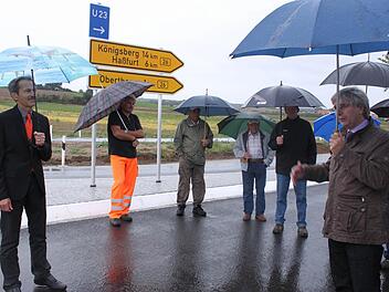 Feierliche Worte im Regen von Holger Bothe (links) und Manfred Rott (rechts) vom Staatlichen Bauamt in Schweinfurt.