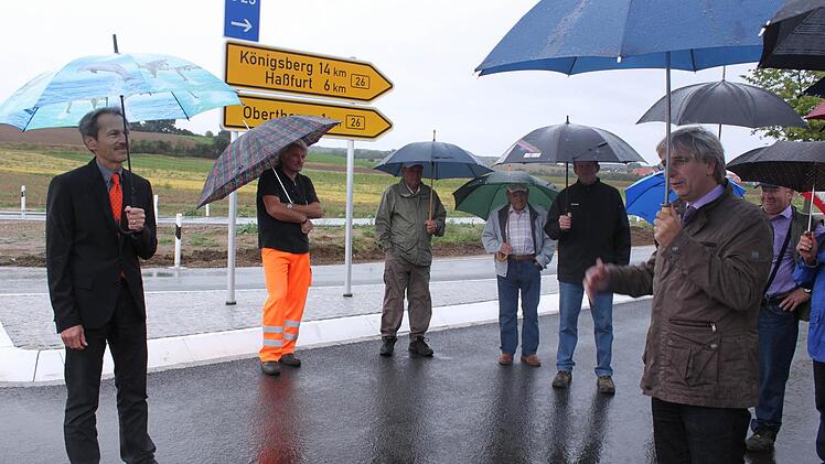 Feierliche Worte im Regen von Holger Bothe (links) und Manfred Rott (rechts) vom Staatlichen Bauamt in Schweinfurt.