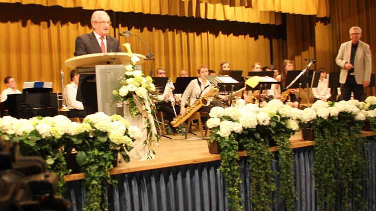 Günther Geiling (links) führte durch das Programm. Die Musik machte anfangs die Bigband des Haßfurter Gymnasiums.